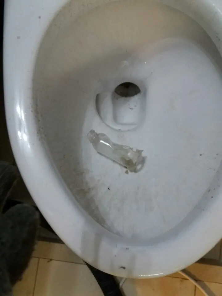 변기 안에서 나온 투명한 플라스틱 병 조각