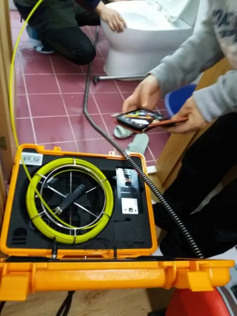 변기 배관에 넣은 장비 케이블과 점검 장비 케이스